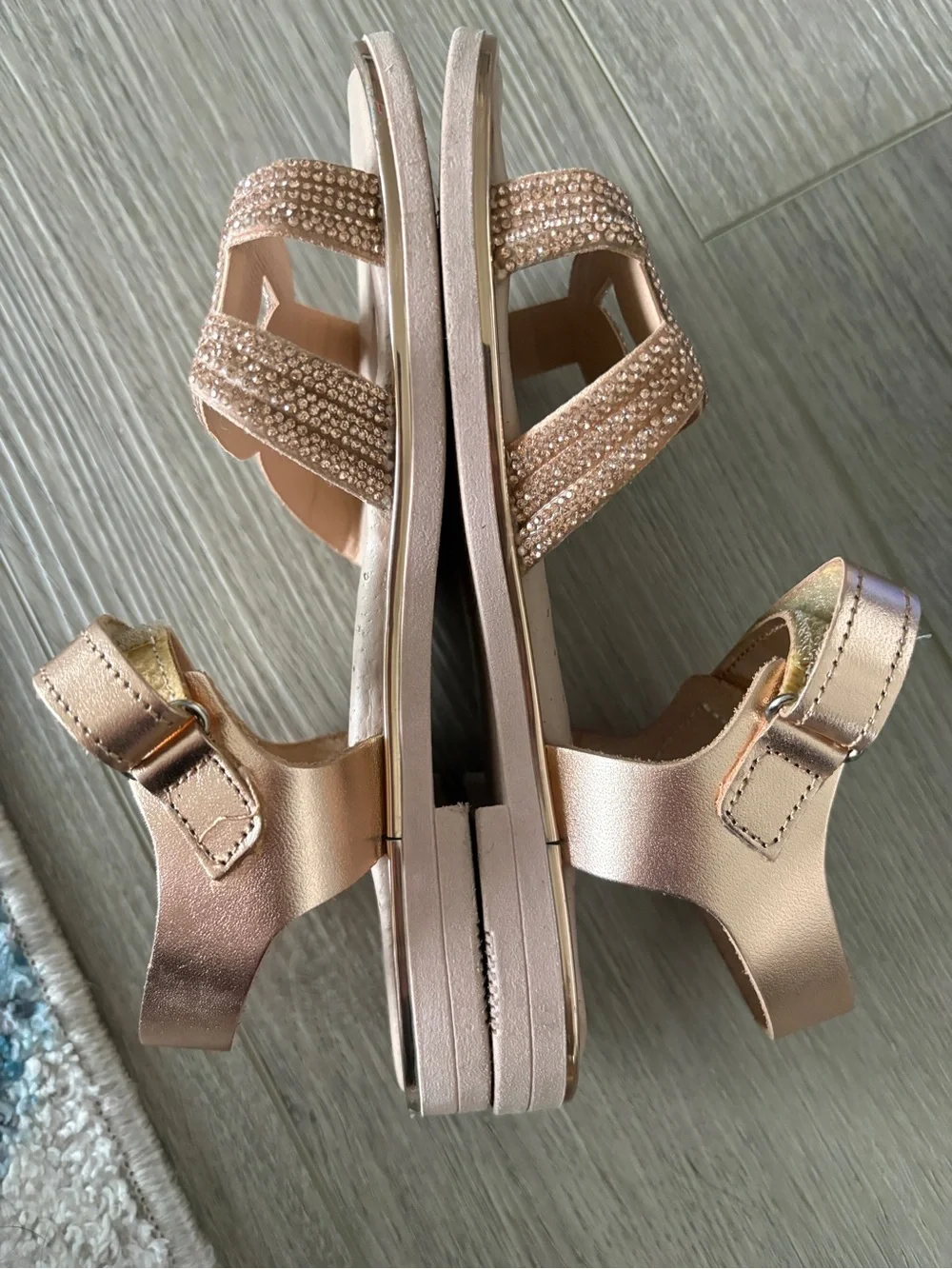 Ricco Girl’s rose gold leather rhinestone Velcro sandals size 1.5/2